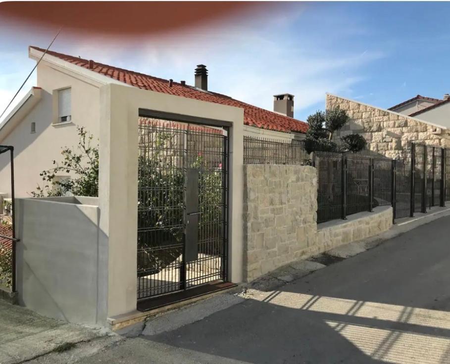 Romantic Stone- Studio Apartman 奥米什 外观 照片